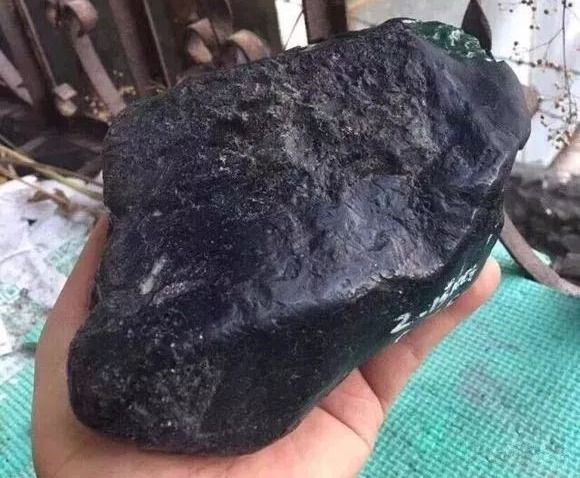 翡翠|?8000买的全身黝黑的翡翠原石,仅开了一面窗,烟花放不断!