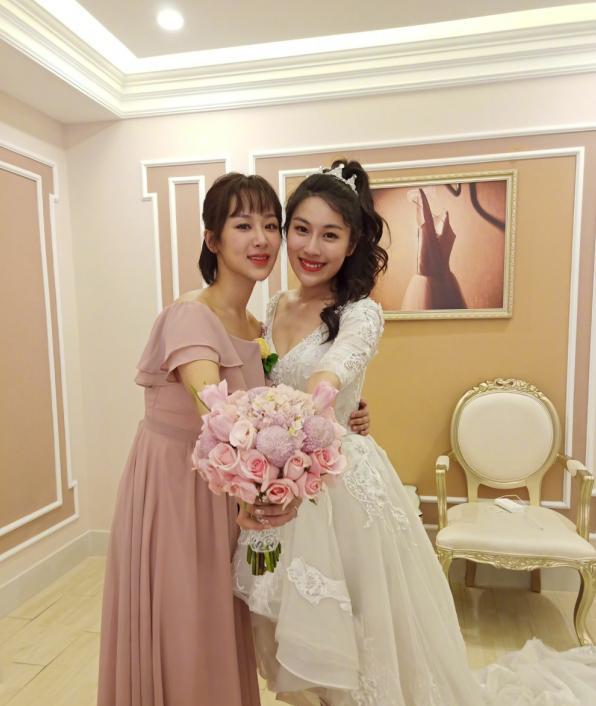 杨紫|杨紫不舍假期与闺蜜聚餐，两人感情如初，五年前杨紫亲自送她出嫁