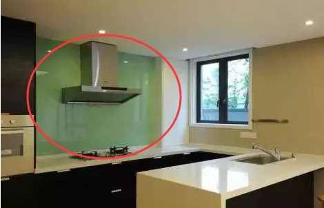 厨房装修墙面不要贴瓷砖了,现在都流行这样装,后悔家里装早了