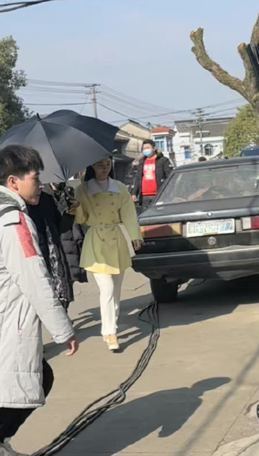 赵丽颖|赵丽颖宁波拍新剧，和欧豪骑自行车路透曝光，造型独具年代感