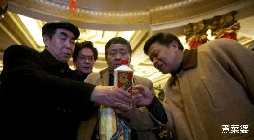 破烂王李老头，捡垃圾为儿还贷，翻到5瓶30年茅台空瓶，结果咋样