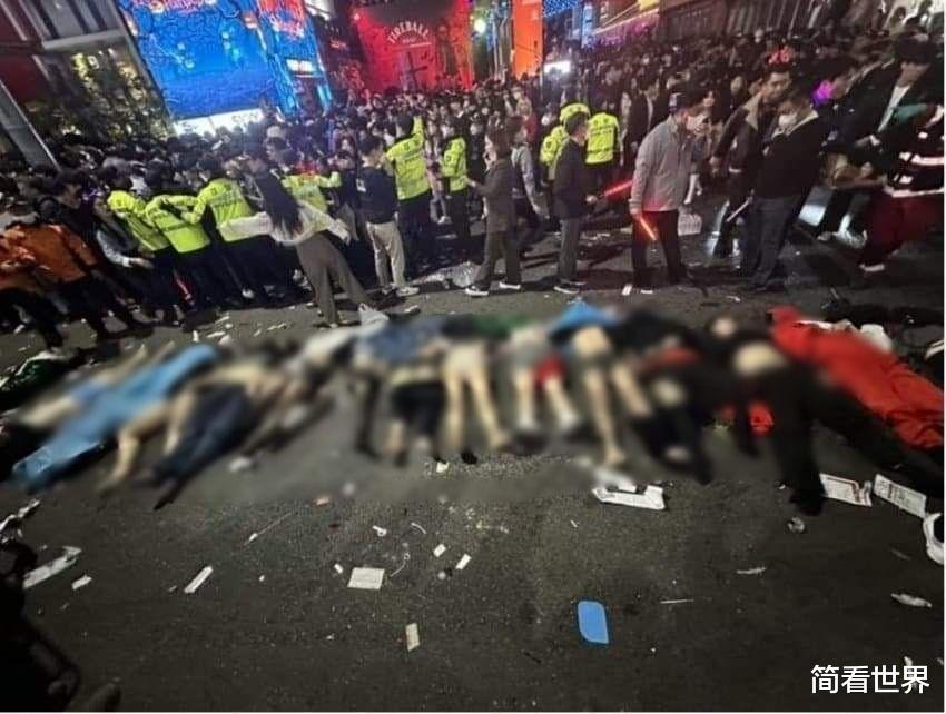 韩国死亡小巷长45米宽仅4米,活人堆叠像坟墓,女孩撕心裂肺喊叫