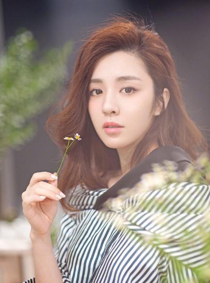 参观王晓晨住的豪宅，在家也会背剧本，累了直接躺沙发上睡