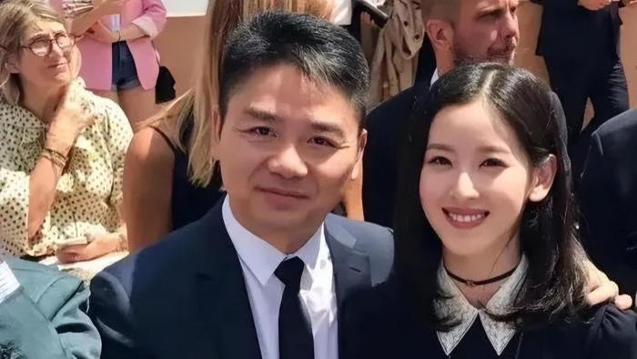 央企|刘强东案件“女主角”生活照遭大曝光，父亲某央企房地产负责人，其背景不凡！