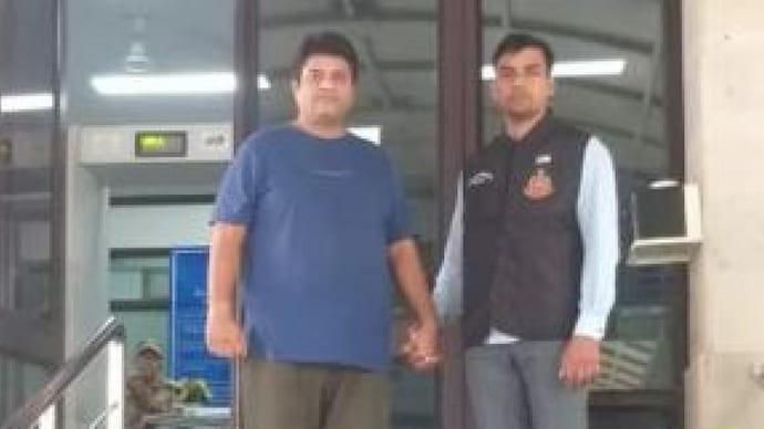 德里警方逮捕了一名男子 他以在股票市场获利为借口,骗取了260万