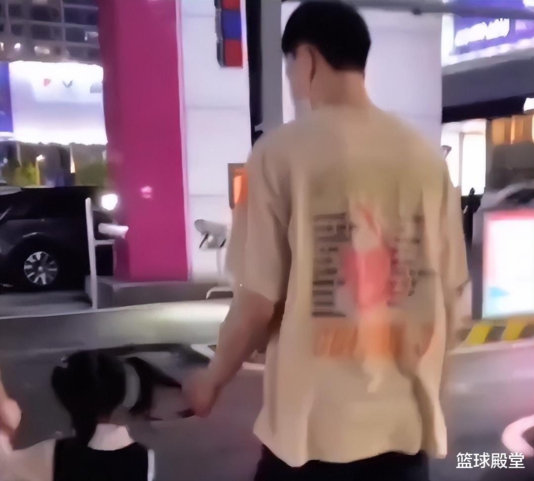 佟丽娅|胡明轩带娃！牵手被套路，却抓小辫子玩耍，袜子相同引瞩目
