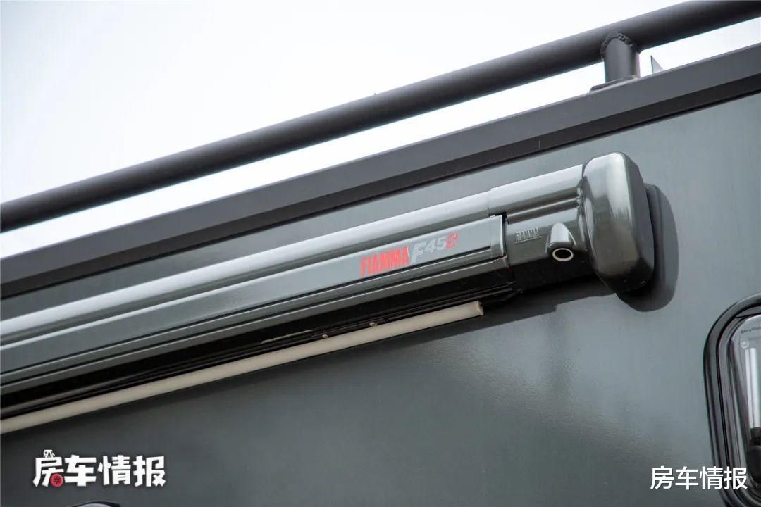 房车里的独立厨房真爽!爆炒不怕油烟,10度电空调尽情开还能冲澡