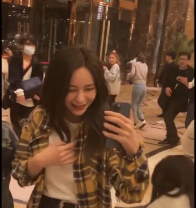沈梦辰|沈梦辰被粉丝跟拍,一句“王一博就在那”成功解围,事后还捂嘴笑