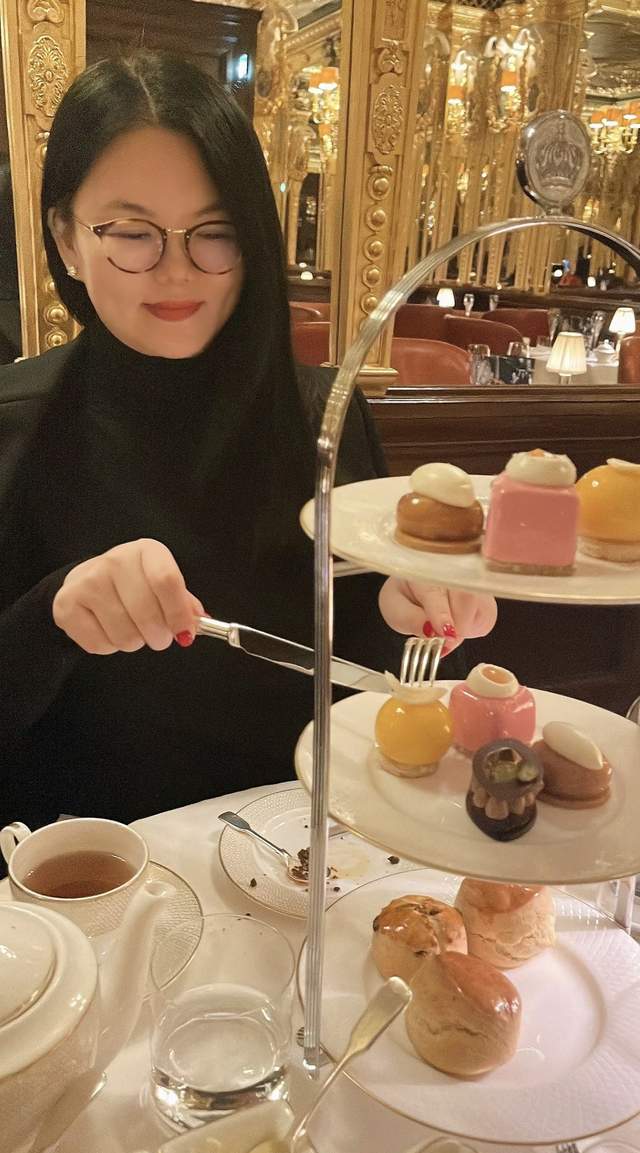 蔡明|李湘在英国顶级餐厅过年!王诗龄戴2万奢牌项链,暴瘦名媛范十足