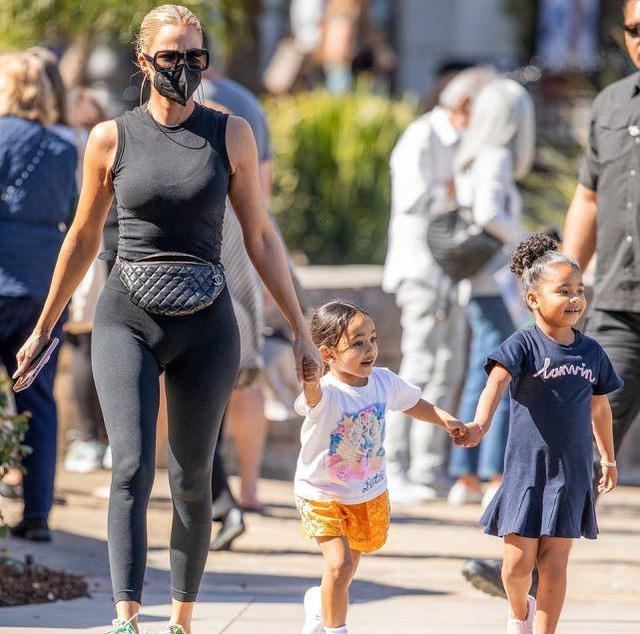 金·卡戴珊|科勒卡戴珊带仨萌娃购物，健美身姿惹人羡，侃爷4岁女儿镜头感强