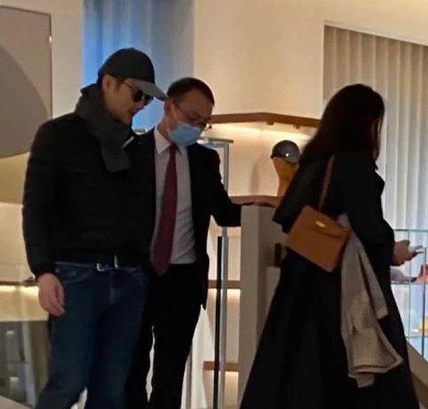 袁咏仪|袁咏仪在一家奢侈品店偶遇，打扮低调，素颜出门毫不在意。