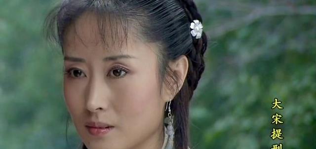 片场|明星的片场真实模样：鞠婧祎膝盖破皮坐轮椅，唐国强被爆料不记词