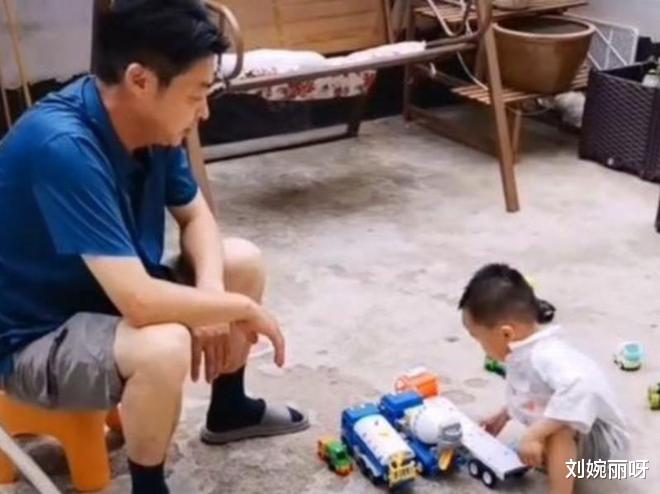 姚策|老杜北上京都大飙演技?手捧姚策遗像下跪