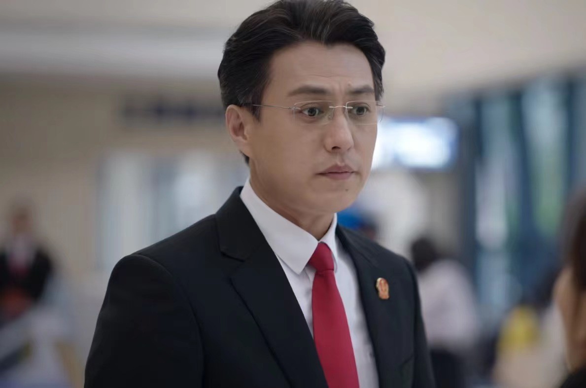 靳东|45岁靳东脱离滤镜出演“法官”，不知扯下多少“浓妆男”的遮羞布