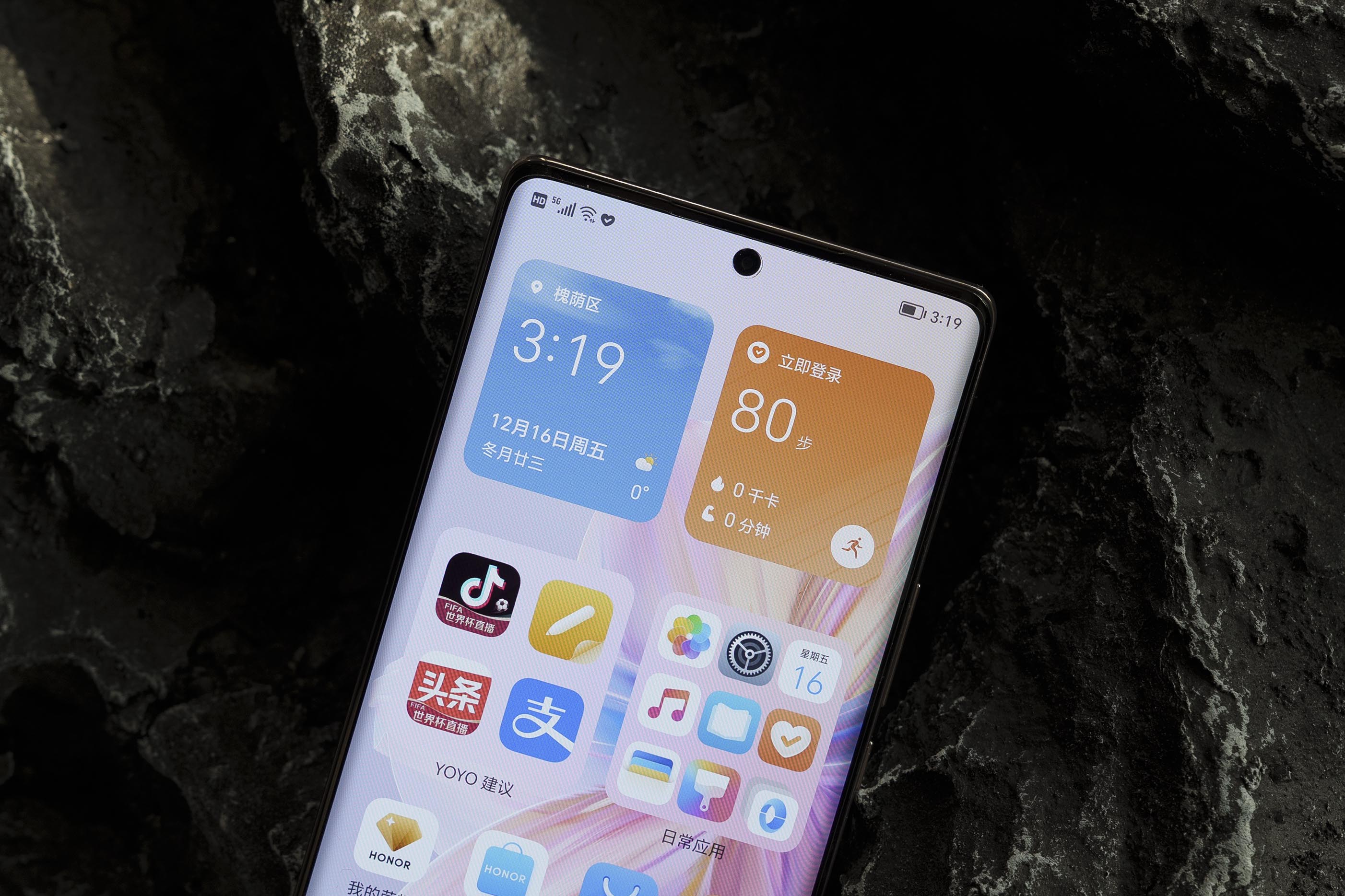 华为荣耀|颜值即正义，荣耀80 SE曲面10.7亿色OLED屏幕时尚脱颖而出