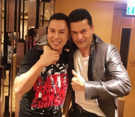 67岁吕良伟貌似比59岁甄子丹年轻，带老婆环游世界，状态好