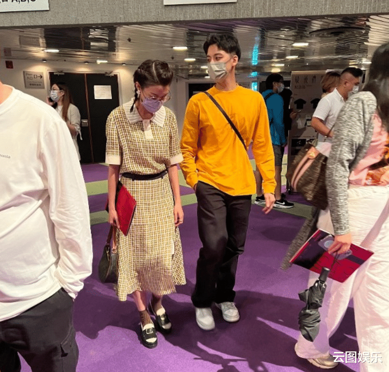 蔡思贝|蔡思贝被曝和32岁男星复合！相约看戏当众为男方按摩，表现太亲密