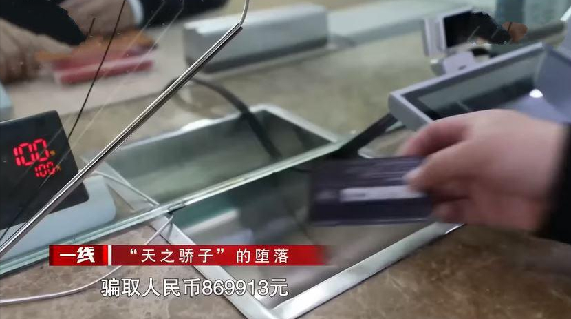 2020年女子去银行取钱,柜员却立刻报警,警方调查后发现不简单