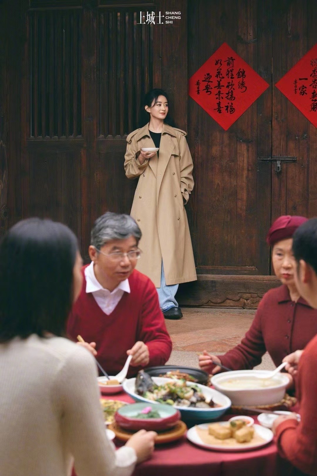 赵丽颖|赵丽颖最新开年刊!穿红衣“簪花围”大变样,比春晚造型还要美