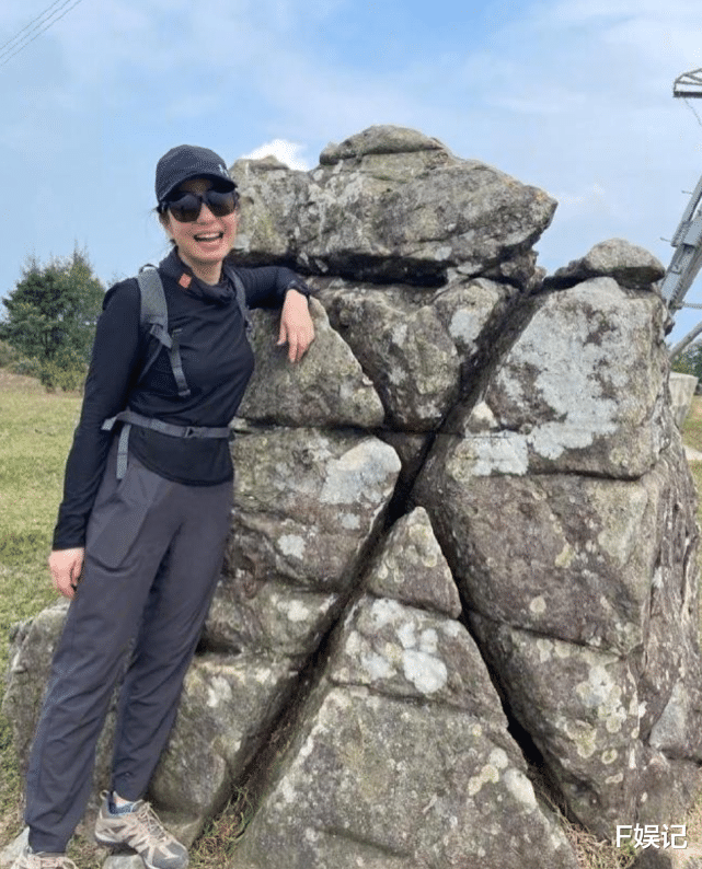 钟楚红|钟楚红62岁生日晒被鲜花包围的个人美照 保养得当一直被赞冻龄