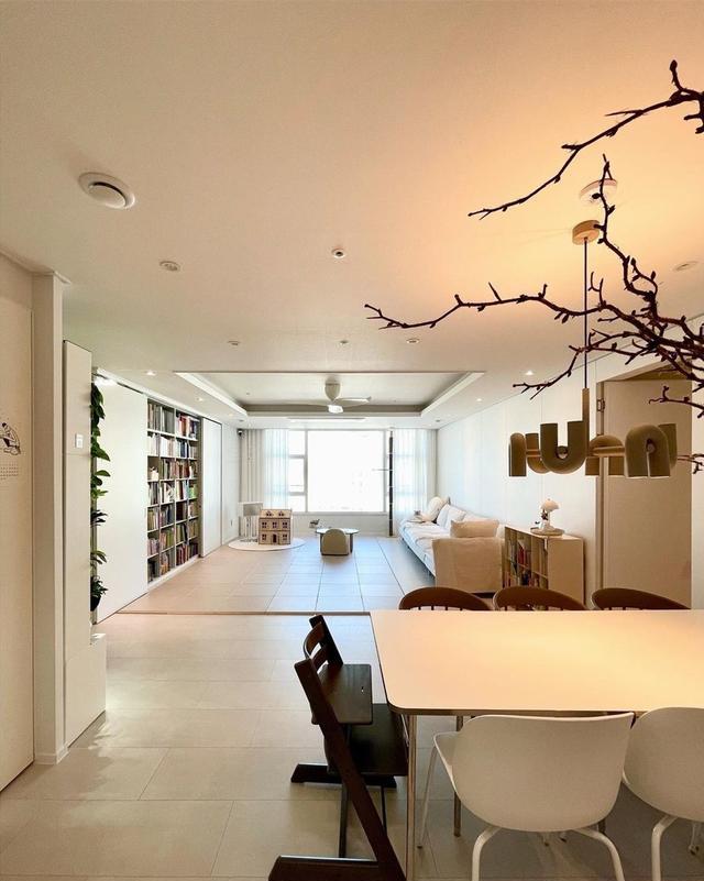 电视墙做书柜，客厅变亲子区，156这么一改，一家三口住更自在！