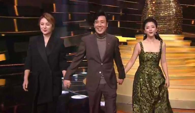 谭松韵|看众星金鹰奖颁奖礼造型：42岁殷桃黑裙显身材，谭松韵波点裙清新