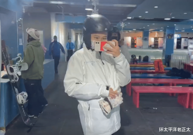 朱易|朱易小鸟依人！拉着滑雪教练手不敢松，摔好几个屁墩，撒娇喊救命