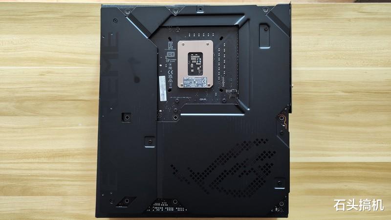 主板|12代酷睿的最强座驾！万元主板ROG MAXIMUS Z690 EXTREME开箱