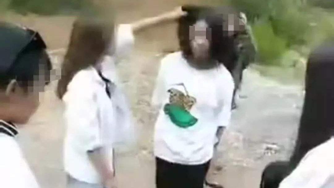 黑龙江齐齐哈尔，一名少女躺在地上，被7名同龄女孩群殴