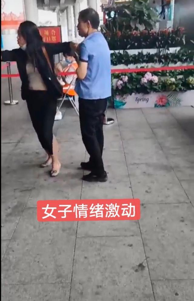 纪实:中年情侣车站争吵不休,女子向路人哭诉:玩够了就想踢开我