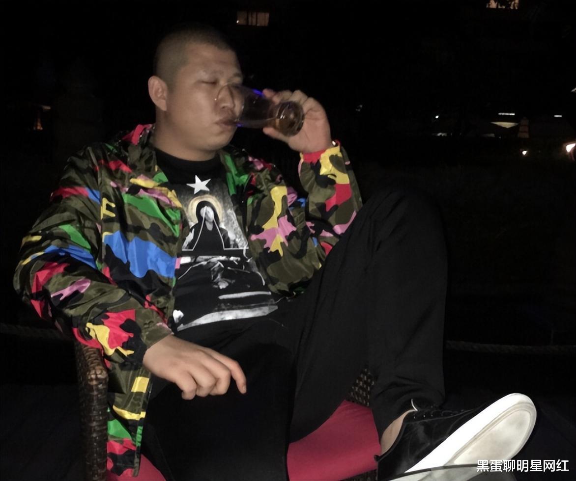 井元林|主播连麦辛巴,抬手瞬间“走光”,二驴直播调侃,被平台官方警告