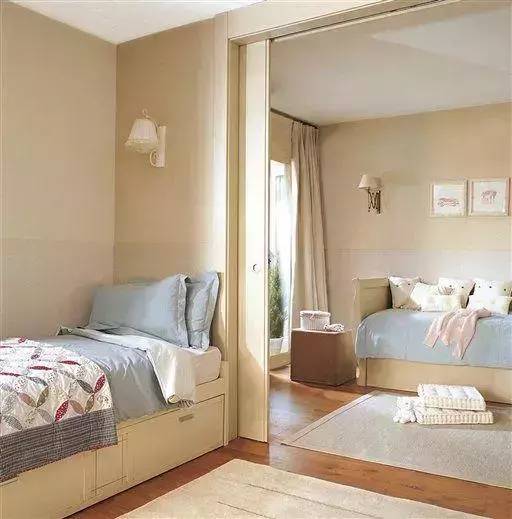 越来越多二胎家庭都不做上下铺了！书架当隔断，一儿一女一人一间