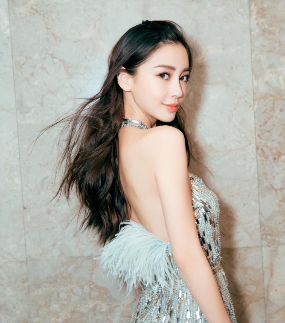 Angelababy|模特身份出道的杨颖，五官特别的立体，衣品一流
