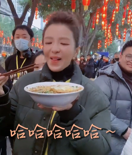 朱迅|央视朱迅路边吃面引发围观！抱着碗大口嗦面，拒绝霸占椅子搞特殊