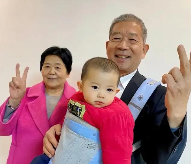 67岁大妈怀孕生女,声称工资过万不会麻烦子女,现在咋样?
