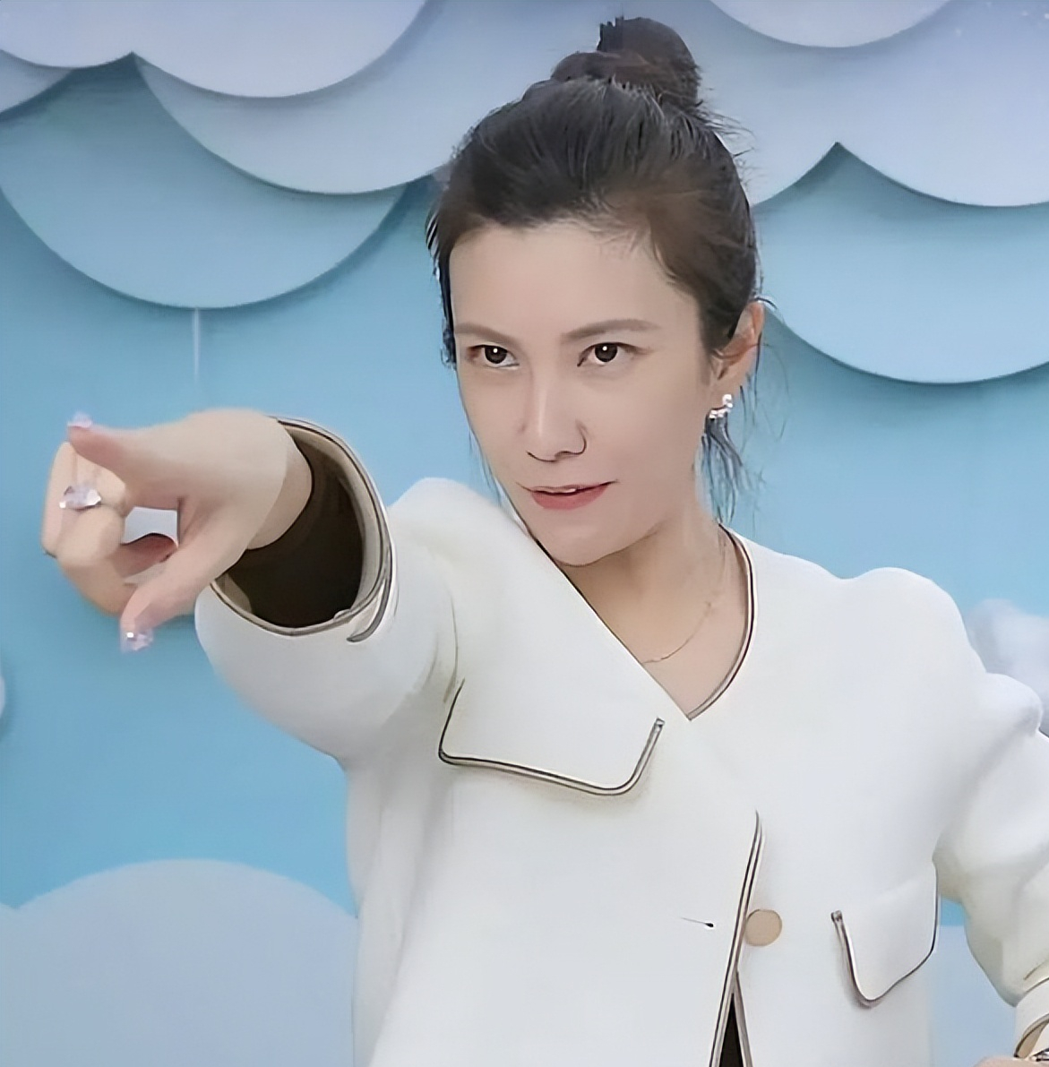 印小天|边潇潇直播被骂惨！直播30分钟就被迫下线，网友嘲讽：天道好轮回