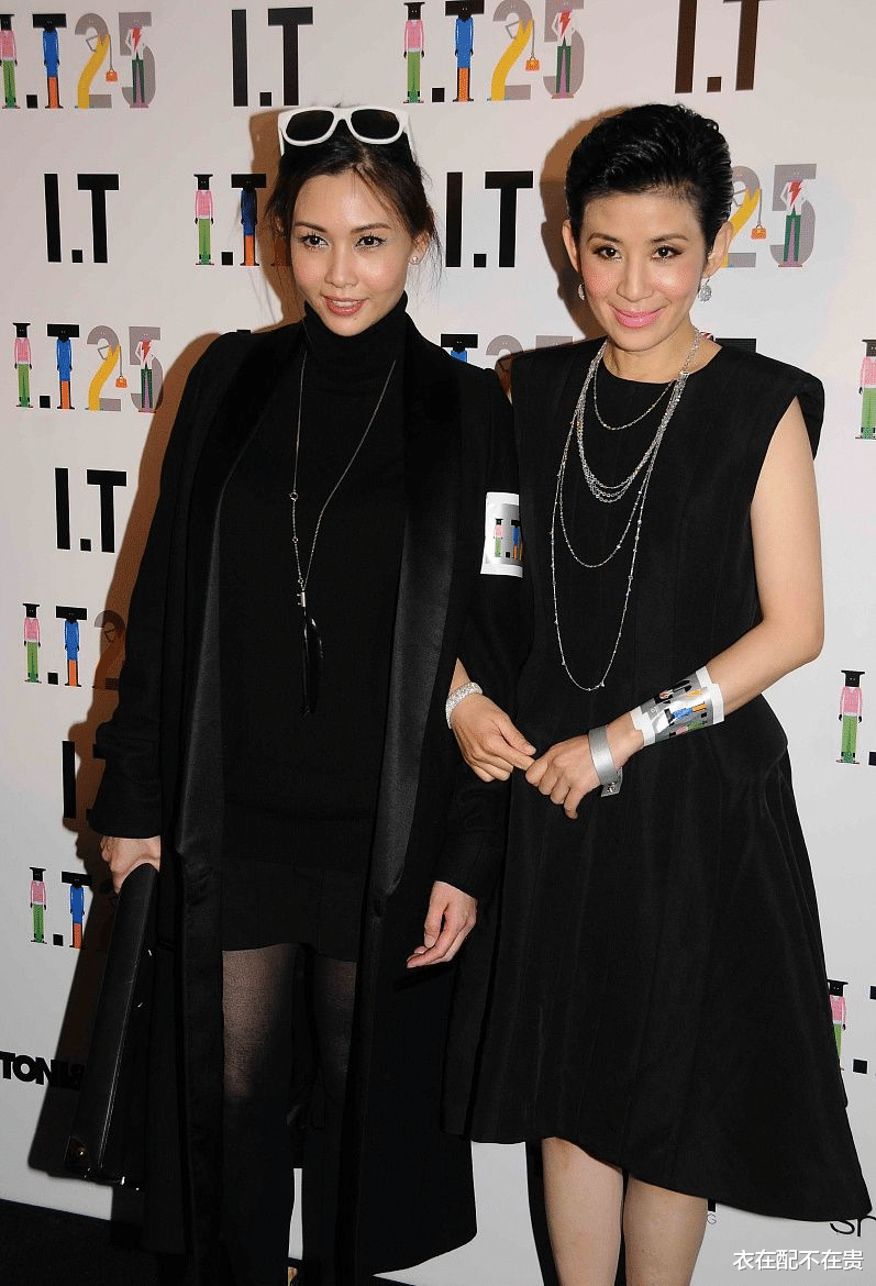 邱淑贞|54岁邱淑贞不见老，穿黑裙身材媲美小姑娘，而身旁豪门老公已半秃