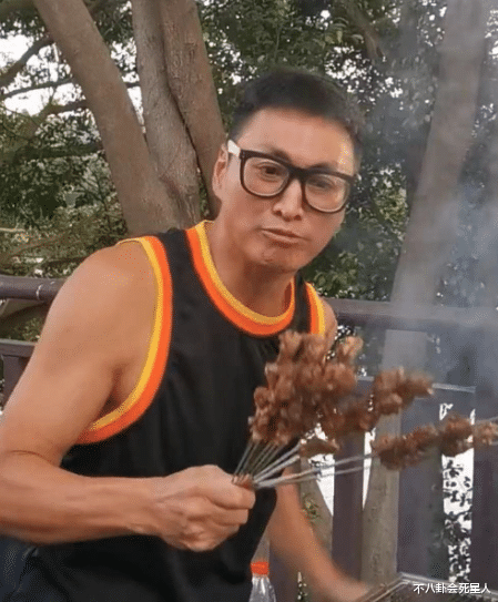 退休金|8位港星定居内地农村，种地开农场、领居住证退休金，生活好滋润