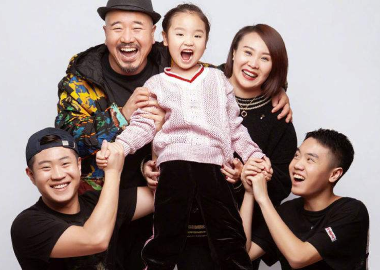 王小利|王小利：与相伴7年的发妻离婚后，转身娶小11岁李琳，他怎样了