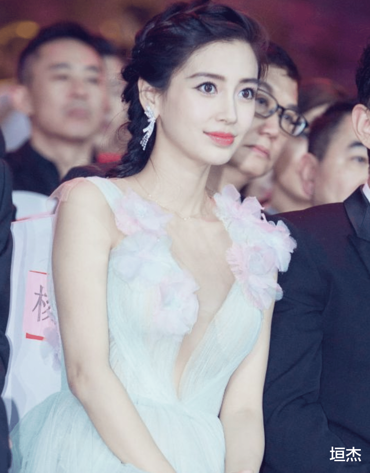 袁姗姗|一张嘴“毁”了一张脸,这7位女星告诉你,嘴巴能有多拖垮颜值