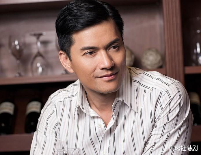 吕良伟|不老男神！知名港星无惧寒冷天穿背心爬山，大晒壮硕麒麟臂引热议