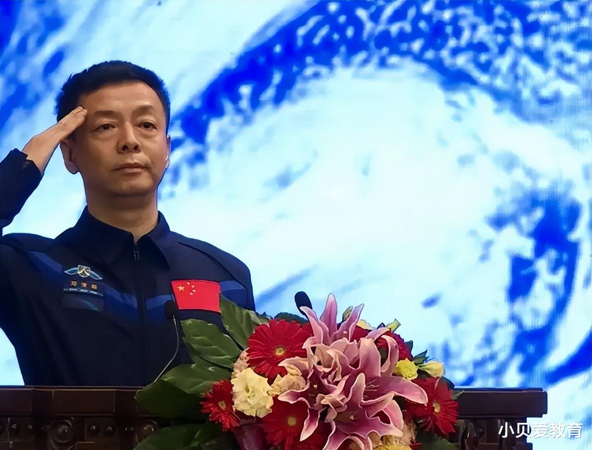 邓清明|邓清明顺利圆梦,他女儿女婿外孙的全家福合影流出,一家人很幸福