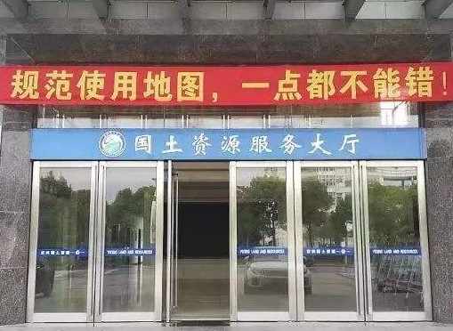 美丽|陈亚男用心不良,墙上国家地图缺两大重要地域,网友:活该封杀