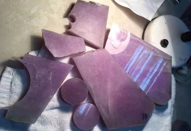 翡翠|5万拿下一块丑陋的翡翠毛料，却切出60万春带彩手镯，还有一堆珠子挂件！