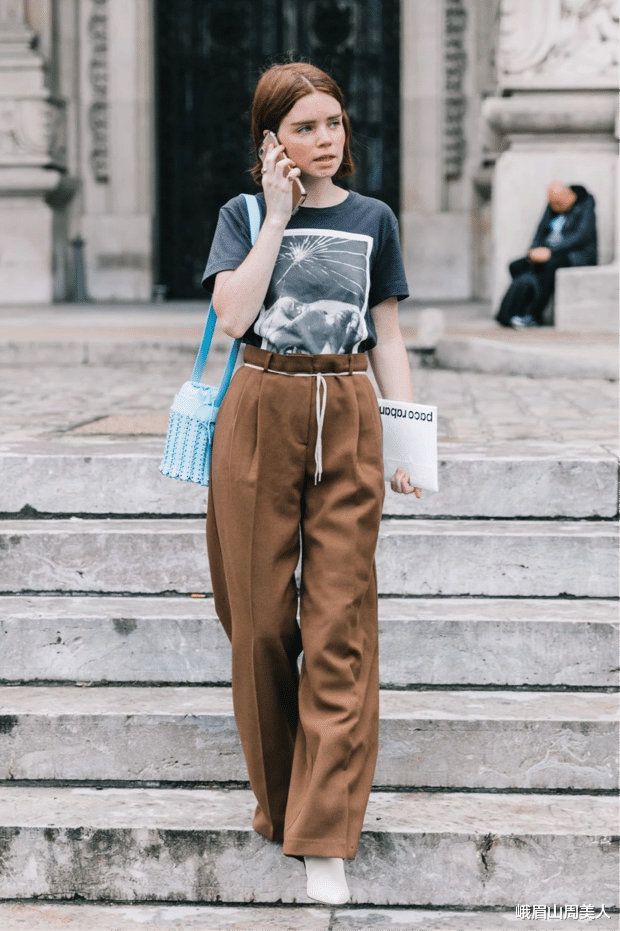今夏别再穿T恤配牛仔裤了，太土！要搭就搭这3种下装，时髦高级