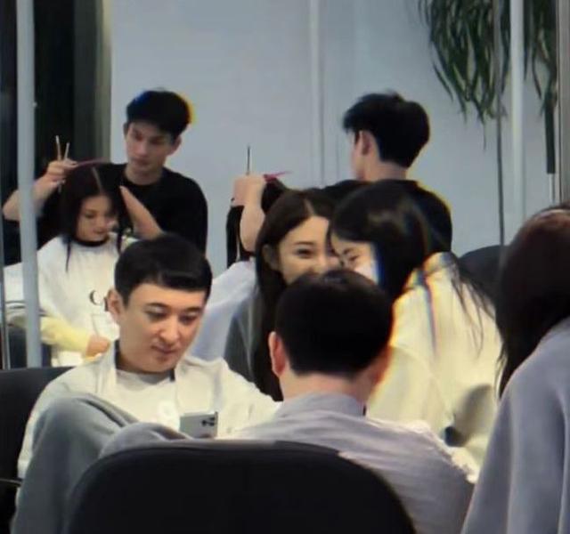 王思聪|王思聪带多位女生打卡网红店,吃16元一份肥肠粉,女方颜值遭吐槽