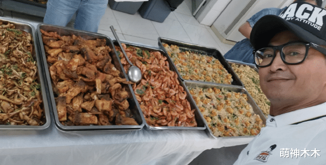 何家劲|62岁何家劲近况曝光，大汗淋漓陪员工踢足球，不顾形象坐地上