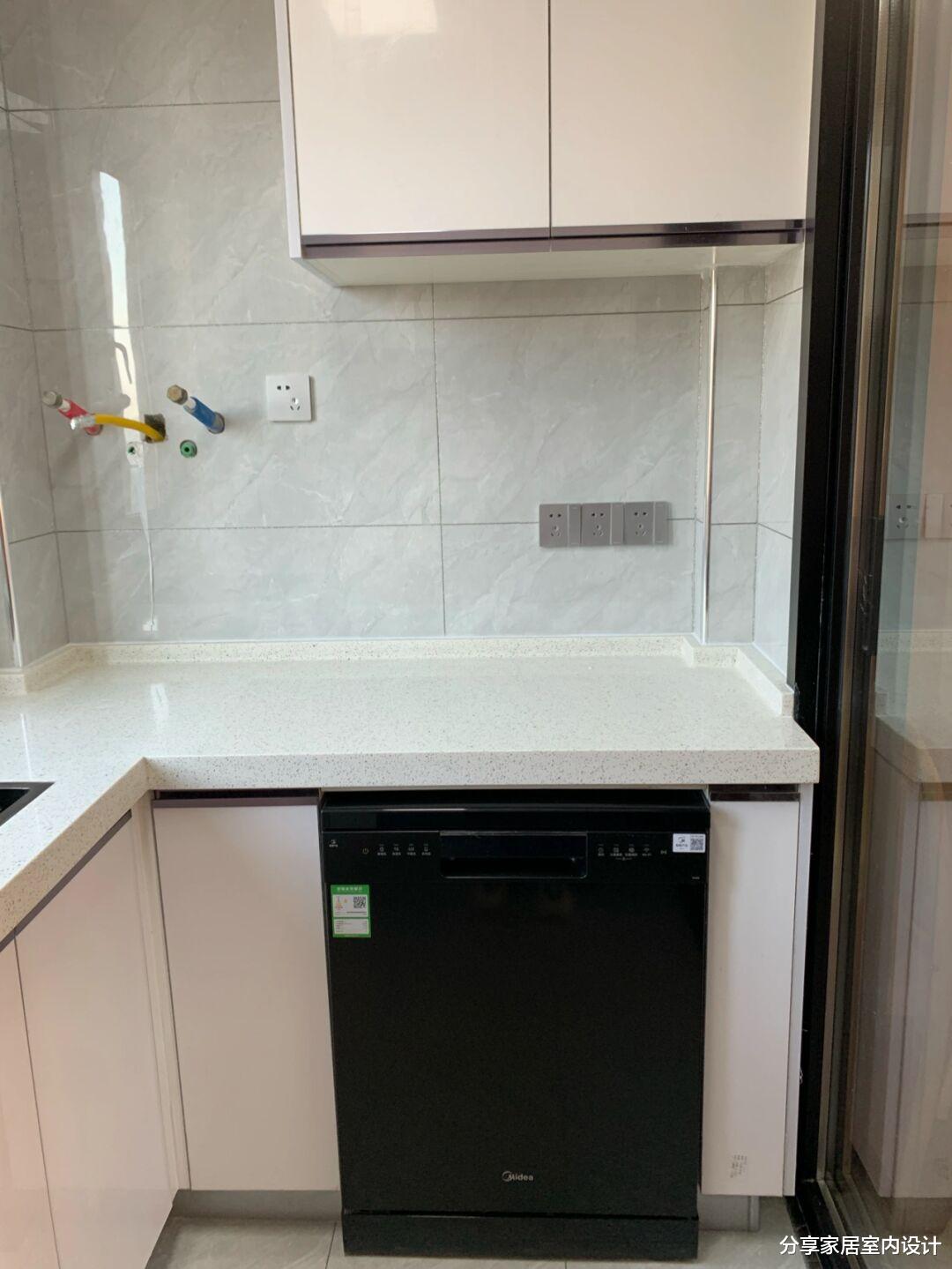 第一次装修新房，全屋坚持选择木地板，电视墙打满柜子非常实用！