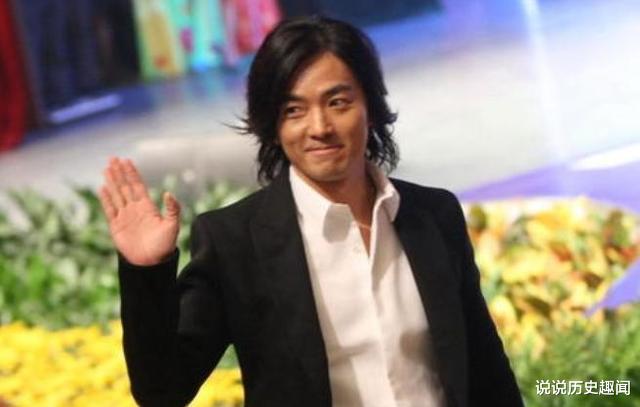 郑伊健|郑伊健为何一把年纪,还留着“大妈头”?当看到他短发照就明白了