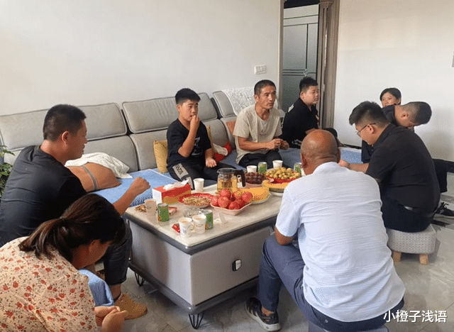 山东,军人丈夫中秋不能回家,公婆安排15岁小叔子送过节礼